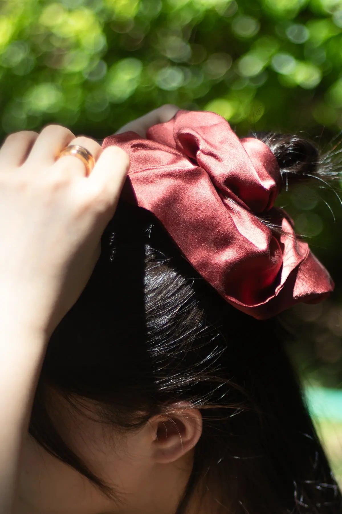 OneColours-sappan-wood-silk-charmeuse-scrunchie-2