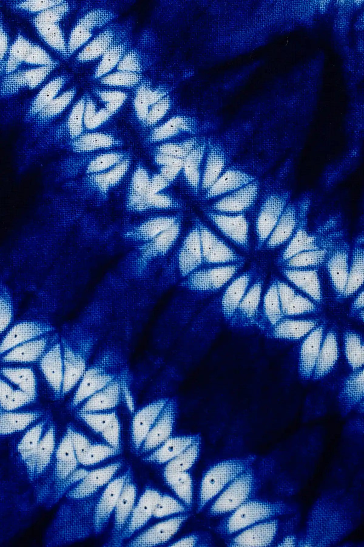 onecolours-southern-indigo-tie-dye-cotton-Plum-Flos-fabric-closeup