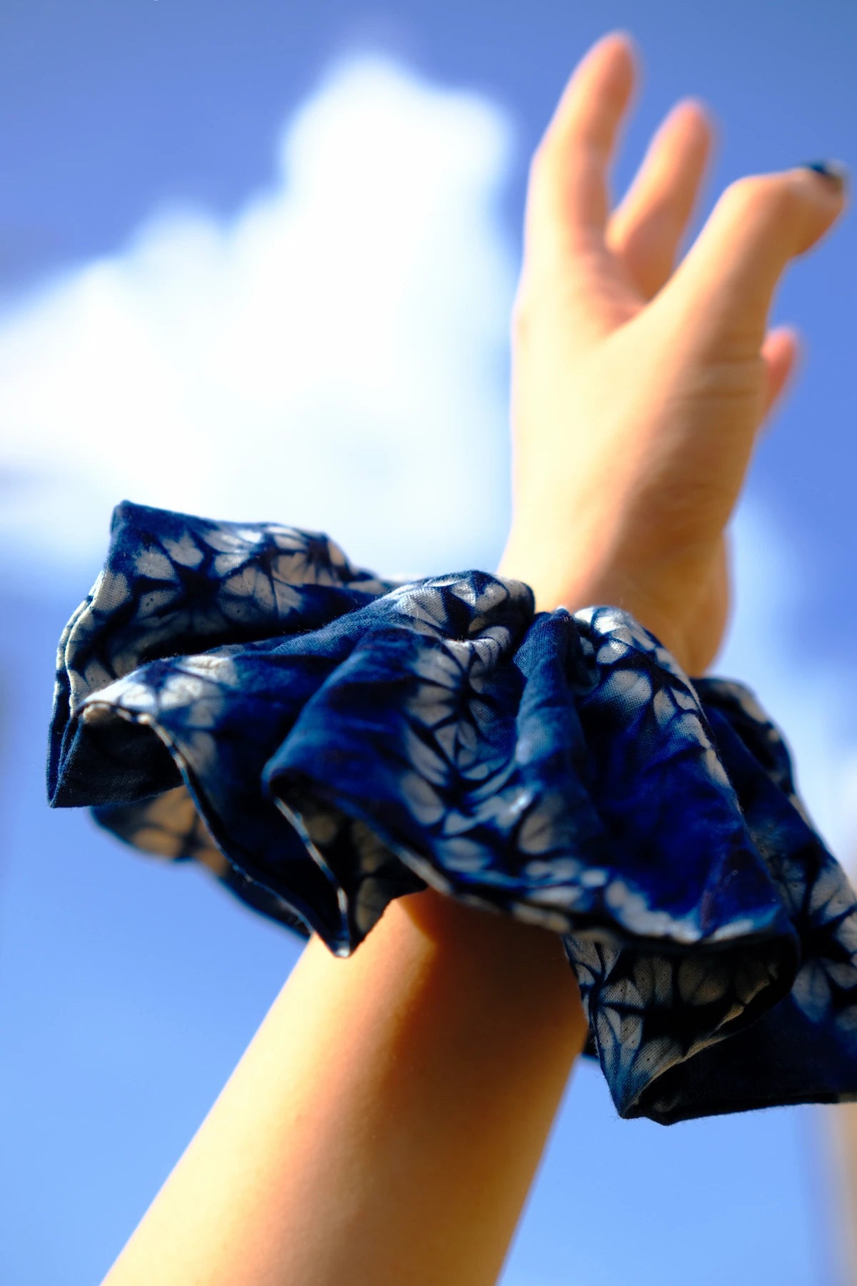 onecolours-wearing-scrunchie-southern-indigo-tie-dye-cotton-Plum-Flos
