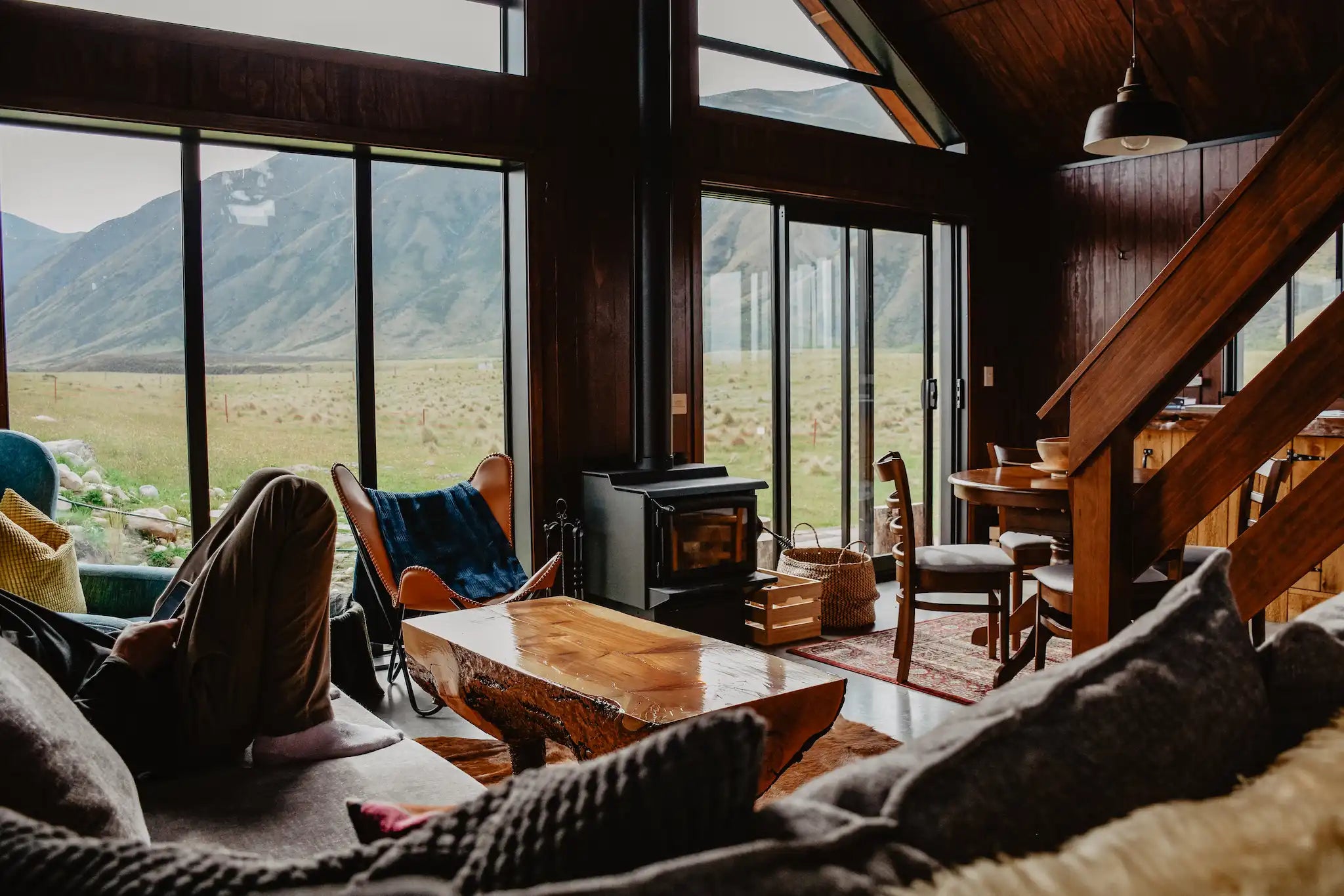 ONECOLOURS-PRIVACY-POLICY-MAN-SITS-ON-COUCH-IN-MOUNTAIN-CABIN