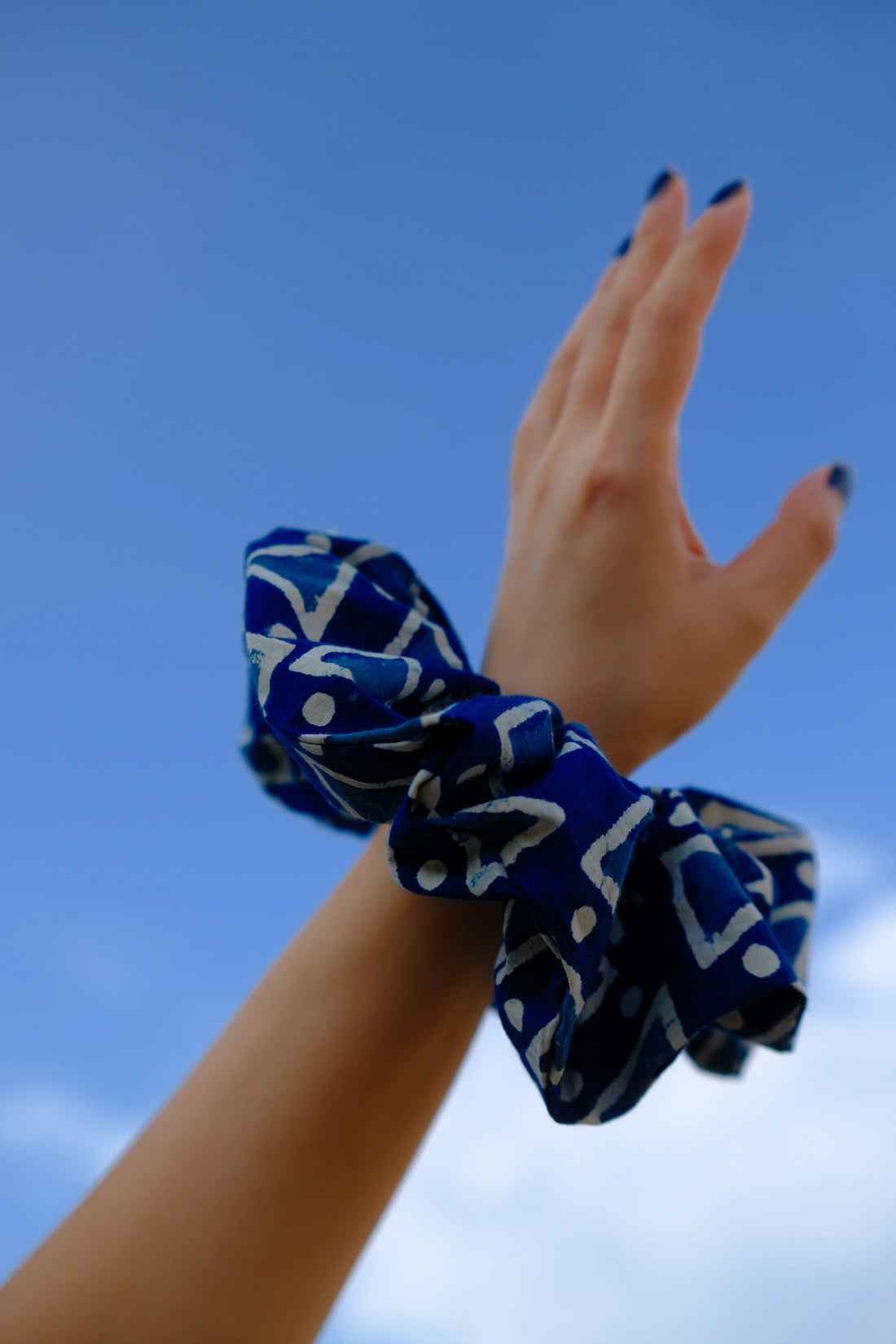 onecolours-wearing-scrunchie-southern-indigo-tie-dye-cotton-Pyramid