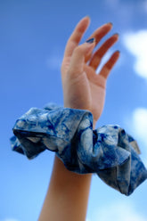 onecolours-wearing-scrunchie-southern-indigo-tie-dye-cotton-azure-mist