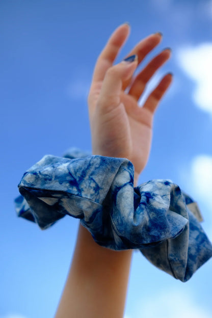 onecolours-wearing-scrunchie-southern-indigo-tie-dye-cotton-azure-mist